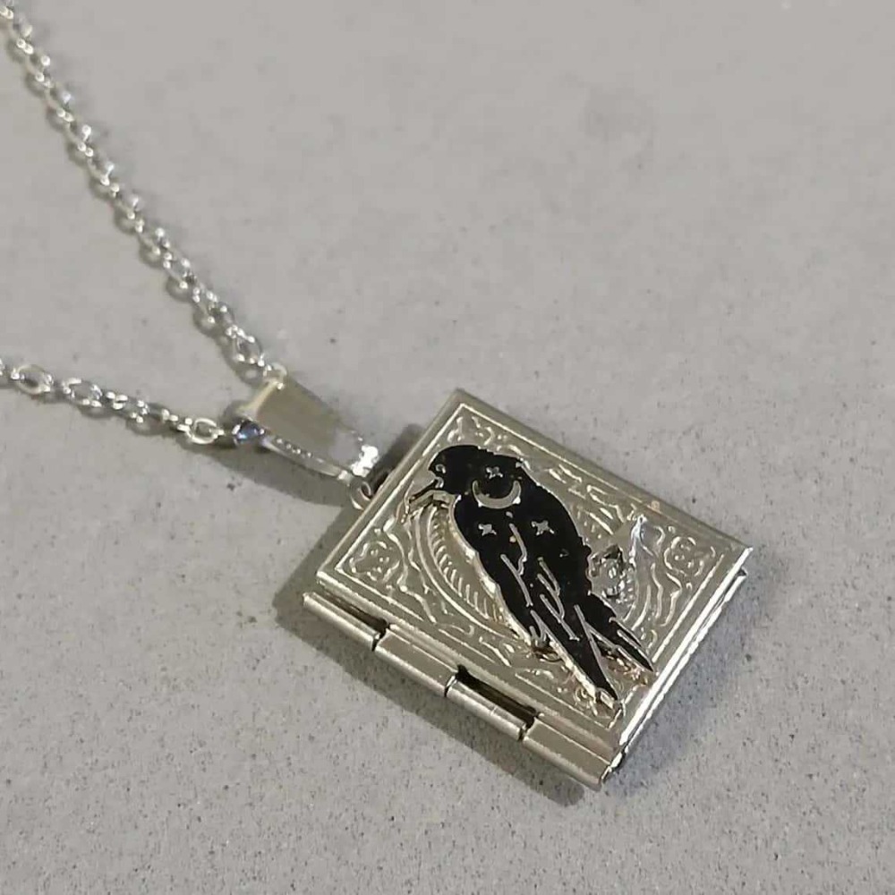 Trendy Exquisite Carving Moon  - Women'S Vampire Accessories recension och pris