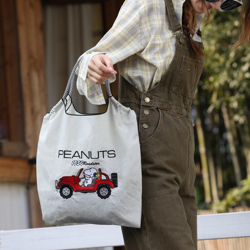 Snoopy Co-Branded Embroidered  - Accessories Brand For Women recension och pris